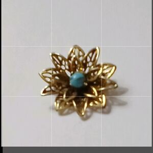 Elegant Gold Floral Brooch